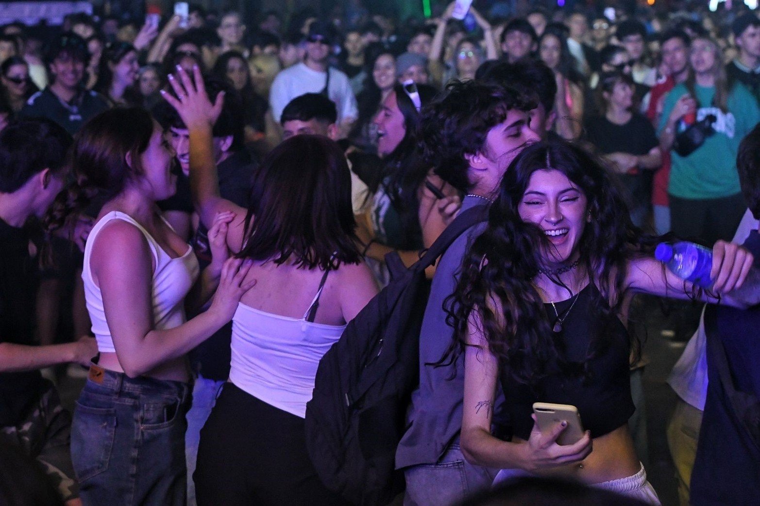 Harlem Festival: un manantial de sonidos y decires
En la jornada de cierre, la Estación Belgrano recibió a La Vela Puerca y Trueno como figuras principales de una grilla que sumó a artistas como Acru, Cruzando el Charco, Saramalacara, El Purre, Un Verano, Sofía Mora, Willy Bronca y Feli Ruiz. La fiesta Picheo 808 aportó el cierre danzante de un encuentro que se afianza en la región.