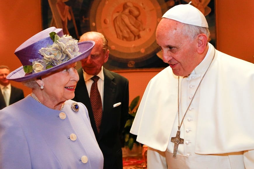 Britain's Queen Elizabeth talks with Pope Francis during a meeting at the Vatican April 3, 2014. REUTERS/Stefano Rellandini (VATICAN - Tags: RELIGION ROYALS TPX IMAGES OF THE DAY) vaticano papa francisco reina isabel II  principe philip papa religion catolica actividades visita reina de inglaterra al papa encuentro en el vaticano