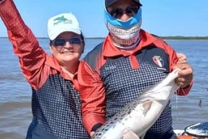 Josefina Aguirre, con un surubí de 90 centímetros de longitud, se convirtió en la campeona por pieza mayor.

Foto: Gentileza