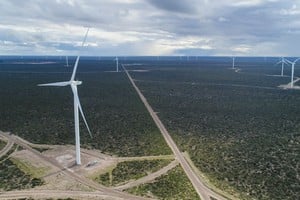 (210507) -- CHUBUT, 7 mayo, 2019 (Xinhua) -- Imagen tomada con un dron del 10 de abril de 2021 del complejo eólico "Loma Blanca", construido por las empresas Goldwind y PowerChina Ltd., en la provincia de Chubut, Argentina. Cuatro parques de energía eólica con tecnología china comenzaron a operar en Argentina desde abril pasado, logrando incorporarse al Sistema Argentino de Interconexión, contribuyendo a la transformación de la matriz energética del país sudamericano. (Xinhua/Ezequiel Putruele) (mz) (da) (ra) (vf)