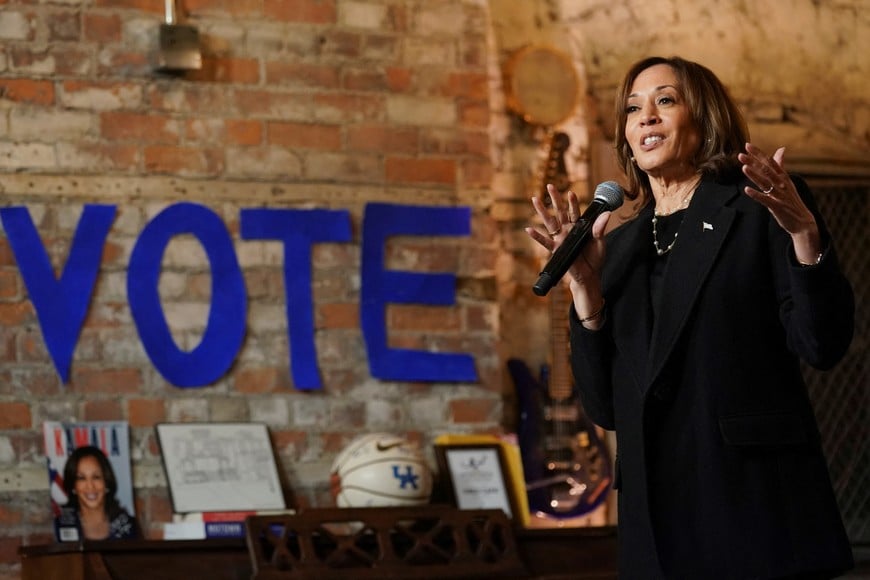 Democratic presidential nominee U.S. Vice President Kamala Harris speaks during a watch party of her iHeart radio conversation at Cred Cafe in Detroit, Michigan, U.S., October 15, 2024. REUTERS/Kevin Lamarque