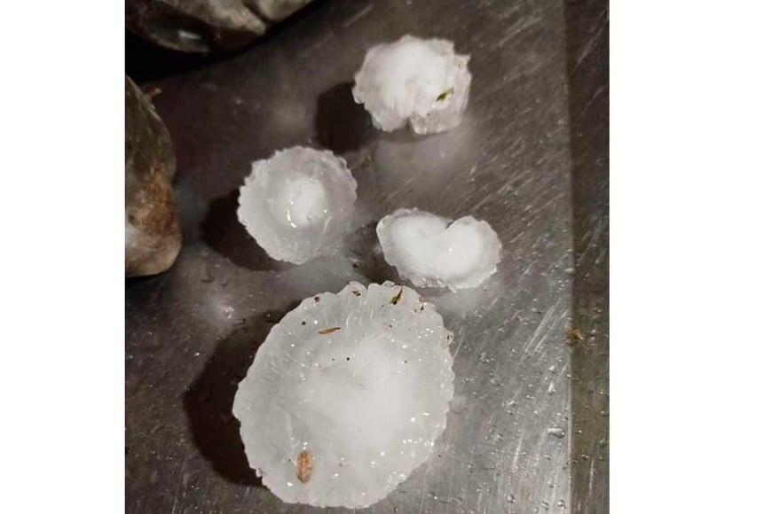 Las piedras que cayeron en la tarde del lunes en Mendoza.