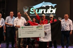 El intendente local entregó el premio a la ganadores por Pieza Mayor, Josefina Itatí Aguirre (Reconquista), de las Peña “Atlético y Tiro”, que capturó un surubí de 90 cms y se llevó $ 11.000.000.