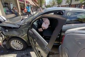 El auto era conducido por una mujer de 73 años. Crédito: Bomberos de Venado Tuerto.