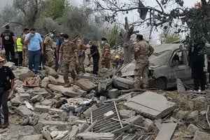 Militares y miembros de los servicios de rescate libaneses buscaban supervivientes en la aldea de Aitou, tras el ataque aéreo israelí del lunes pasado. Gentileza 