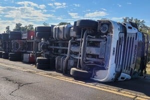 Camión volcado al sur de Calchaquí en julio pasado. En esa traza con marcado deterioro de la cinta asfáltica perdió la vida la semana pasada una mujer tras volcar el auto en el que viajaba.