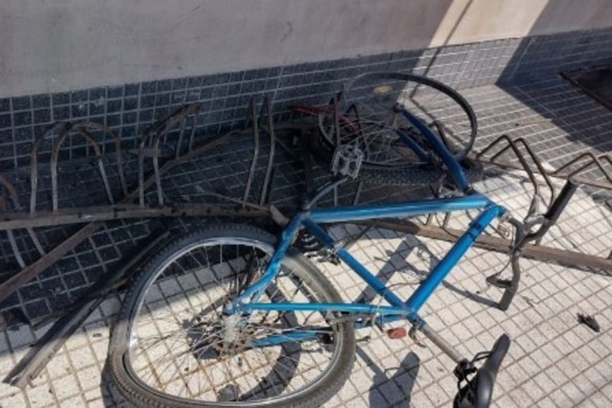 La bicicleta chocada por el automóvil. Crédito: Bomberos de Venado Tuerto.