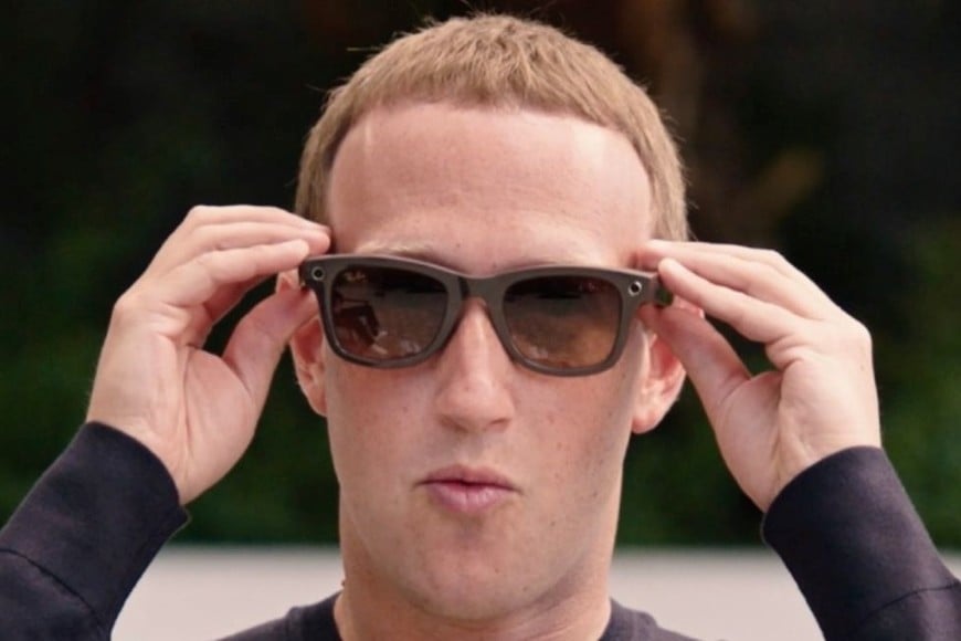 Mark Zuckerberg usando los Ray-Ban Stories.