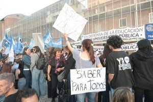 La masiva marcha del pasado 23 de abril en defensa de la educación pública fue el detonante para que uno de los principales consejeros de Javier Milei reconociera, "ese es nuestro norte, pero está claro que ahora no es el momento". Foto: Manuel Fabatia