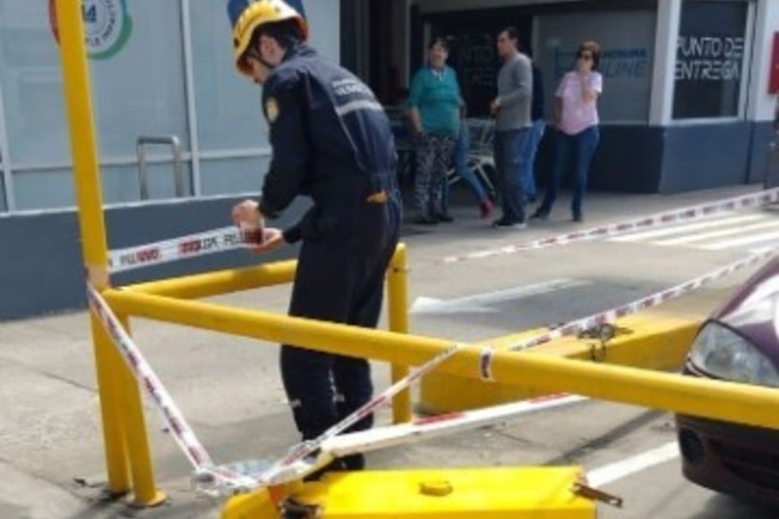 El sistema de barreras del supermercado fueron destrozadas por el auto. Crédito: Bomberos de Venado Tuerto.