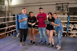 Sobre el ring, en los extremos de la foto, Steinbeck y Galiano, con boxeadoras. Crédito: Gobierno de Timbúes en Facebook.