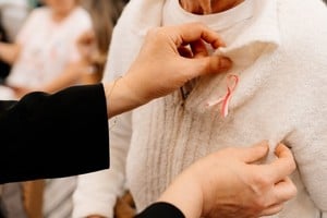 Previo a la conferencia, Vanesa Lombardo dio una clase de Yoga para todos los presentes, que además disfrutaron de degustaciones y sorteos, y también recibieron obsequios de marcas.