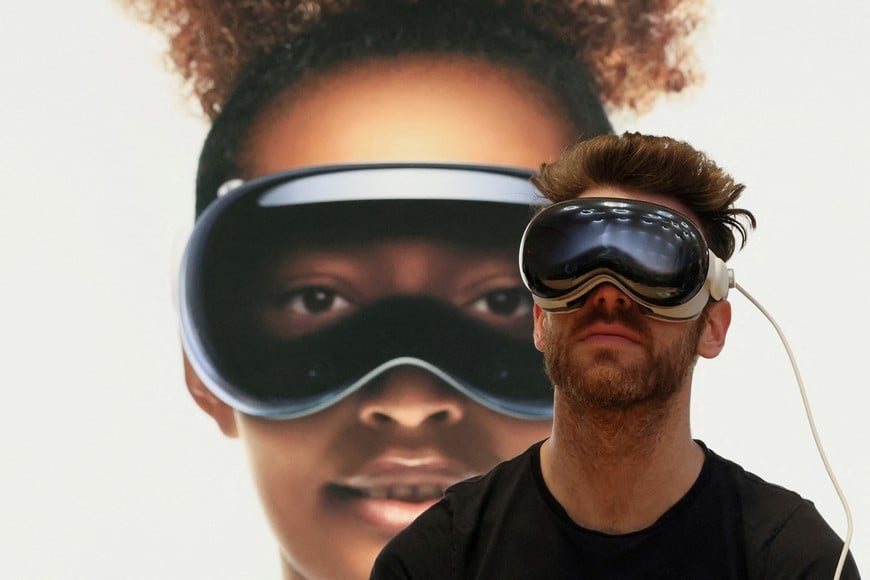 FILE PHOTO: A customer uses Apple's Vision Pro headset at the Apple Fifth Avenue store in Manhattan in New York City, U.S., February 2, 2024. REUTERS/Brendan McDermid/File Photo