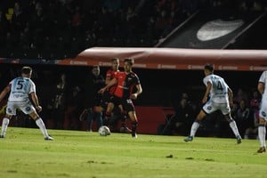 Así, pero sin espacios. La pelota y el cordobés Christian Bernardi contra dos de Atlético Rafaela que lo marcan en el partido de ida. En una cancha que está "muy mal", como es el Monumental de Barrio Alberdi, se viene una final en todo sentido. Crédito: Manuel Fabatía