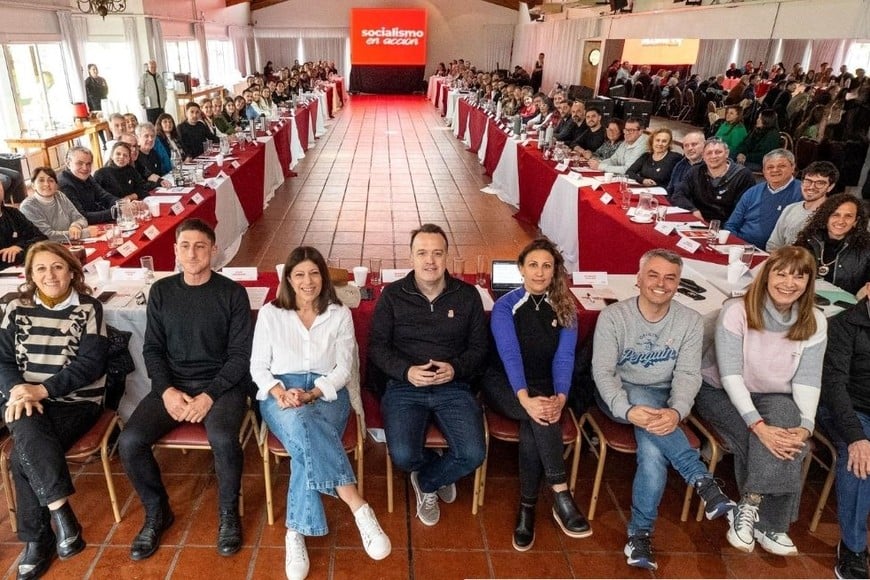 Cumbre socialista en Oliveros.