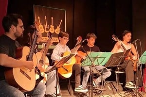 Un detalle que acentúa el valor del encuentro es la convivencia entre guitarristas experimentados y jóvenes músicos. Foto: Gentileza organizadores