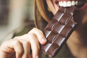 El chocolate negro contiene más cacao y menos azúcar que el chocolate con leche o blanco.