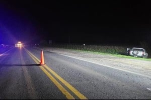 Balización luego del siniestro vial en la Ruta A012, a 15 kilómetros al oeste de Rosario.
Foto: RRPP Unidad Regional XVII