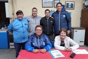 Los directivos presentes. Arriba, Javier Cancellieri (UNL), Gabriel Ruiz (Ateneo), Ezequiel Quinteros (Guadalupe) y Guillermo González (Ciclón Racing). Abajo: Alicia Sandoval y Liria Salemi (Ciclón Racing). Será un gran desafío que apunta al crecimiento y formación integral de los niños y adolescentes.