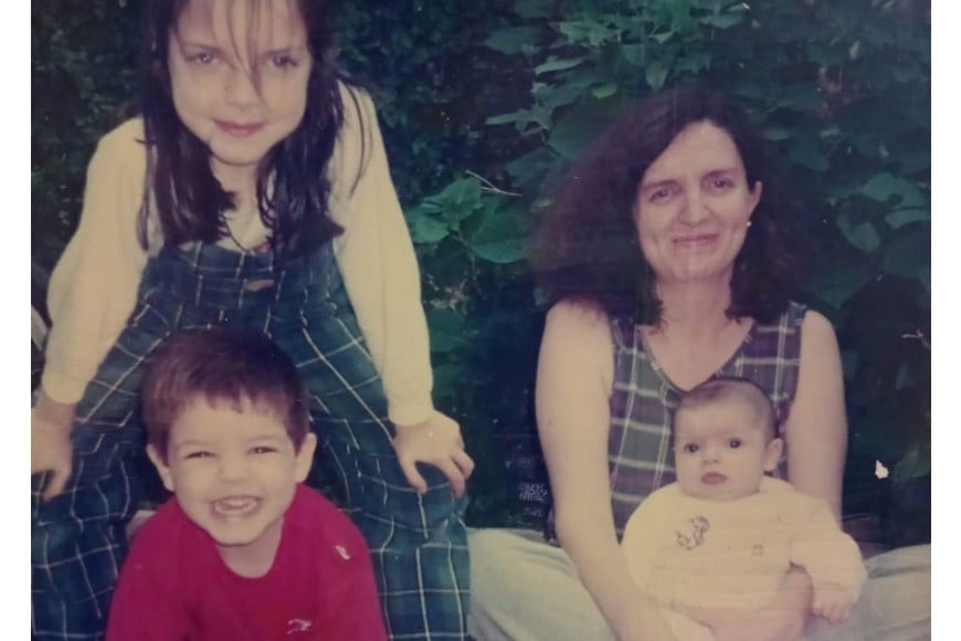 Nancy Balza y sus tres hijos durante la infancia de estos.