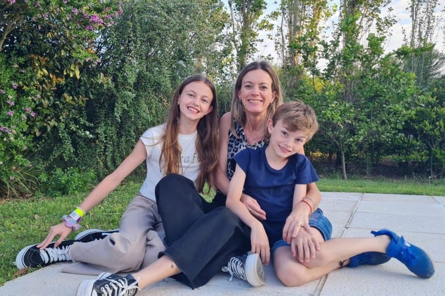 Victoria Borgna junto a sus dos hijos.