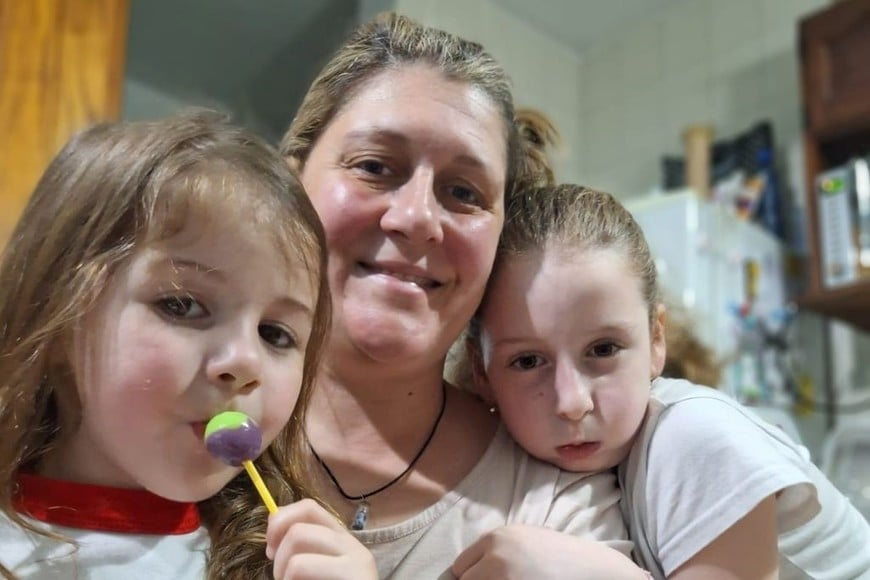 Ana Laura Schneide, junto a Guillermina y Helena.