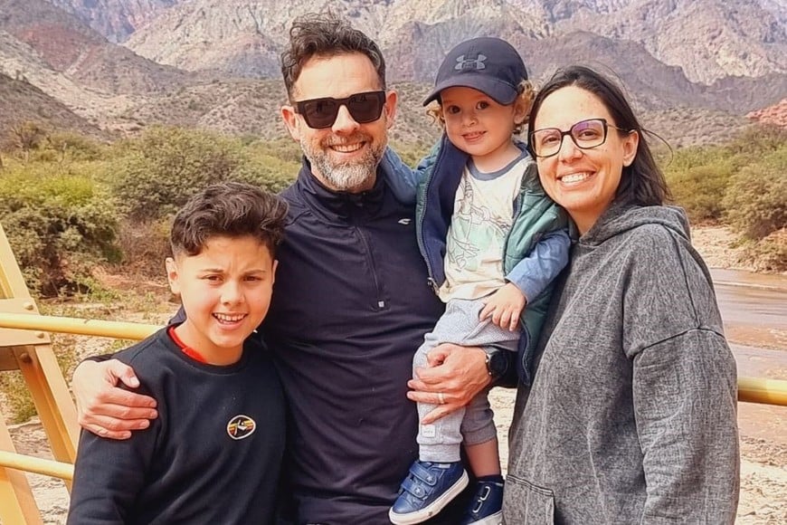 Magalí Suarez y Gustavo Ocampo, junto a sus dos hijos.