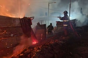 Dada la magnitud del siniestro, la unidad de bomberos tuvo que reabastecerse de agua en una oportunidad. Crédito: El Litoral.