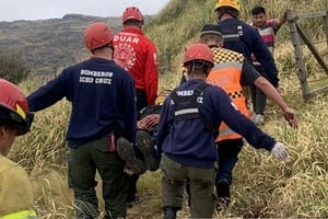 Lograron descender hasta donde se encontraba el joven y lo rescataron consciente.