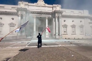 El mediodía del jueves 12 de septiembre se vivieron hechos de violencia en la puerta del edificio.