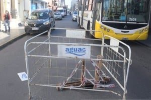 Como viene marcando el Bachómetro, las calles rotas de la capital provincial son un dolor de cabeza para los vecinos. En esta ocasión, se puede observar como casi “a propósito” este bache se ubica en medio de la calzada.  Créditos: Guillermo Di Salvatore