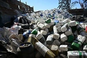 Tras la detección de recicladores clandestinos, explican cómo darle un destino seguro a los plásticos del campo.