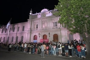 Este miércoles por la noche, hubo una reunión en la puerta del Rectorado de la UNL para consensuar las siguientes acciones de la asamblea. Foto: Manuel Fabatía