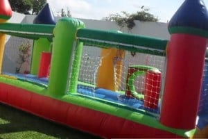 Por un problema en un juego inflable, ocho niños sufrieron lesiones.