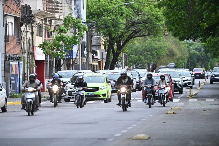 Motos por doquier en el corredor del sur de la ciudad. En varias ocasiones, invaden la bicisenda. Foto: Flavio Raina