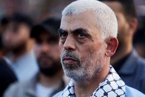 FILE PHOTO: Hamas leader Yahya Sinwar looks on as Palestinian Hamas supporters take part in an anti-Israel rally over tension in Jerusalem's Al-Aqsa mosque, in Gaza City October 1, 2022. REUTERS/Mohammed Salem/File Photo