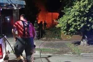 Así ardió la parte delantera de una vivienda, con la abnegada labor de los Bomberos sanlorencinos.

Foto: RRPP Unidad Regional XVII San Lorenzo.