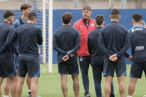 Más barras que jugadores. Más de 60 integrantes de La Butteler, la barra brava de San Lorenzo, entraron "como pancho por su casa" al mismo terreno de juego donde el plantel del Ciclón se aprestaba a comenzar el entrenamiento. Después de hablar durante casi una hora, se retiraron tan tranquilamente como ingresaron.