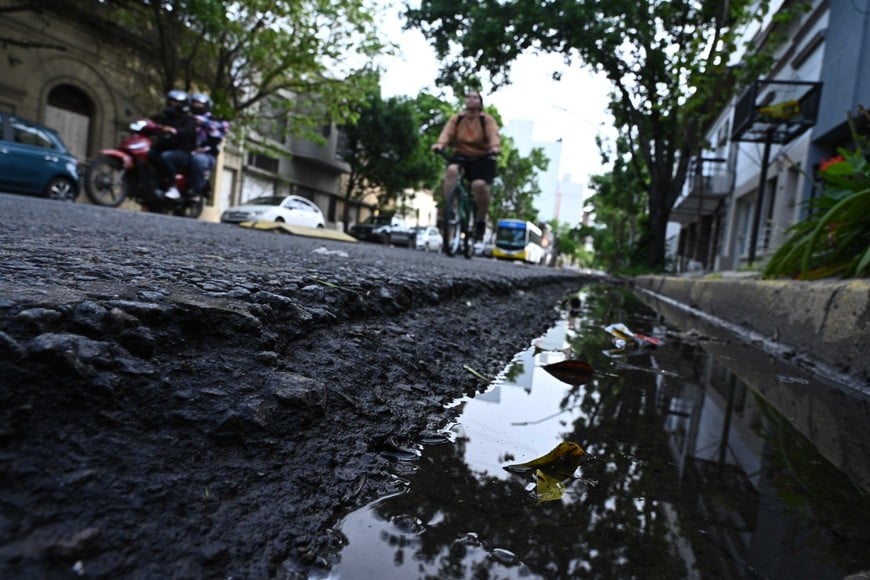 En algunos tramos, desniveles y hundimientos ponen en riesgo a quienes circulan en bicicleta. Foto: Flavio Raina.