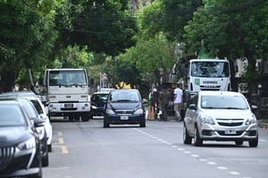 ¿Por donde pasar? Se producen situaciones como las que grafica la imagen y retrasan el tránsito en Urquiza. Foto: Flavio Raina