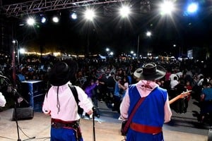 La celebración continuó con el esperado Festival del Día del Pueblo, una velada llena de alegría, música y danza.
Foto: Gentileza