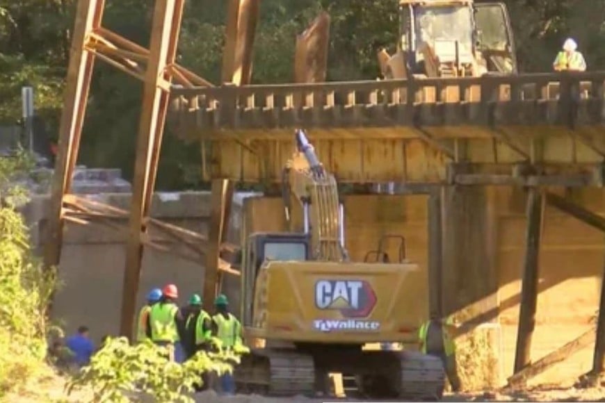 El puente sobre el río Strong en la carretera 149, a unos 64 kilómetros al sur de Jackson, había sido cerrado al tráfico