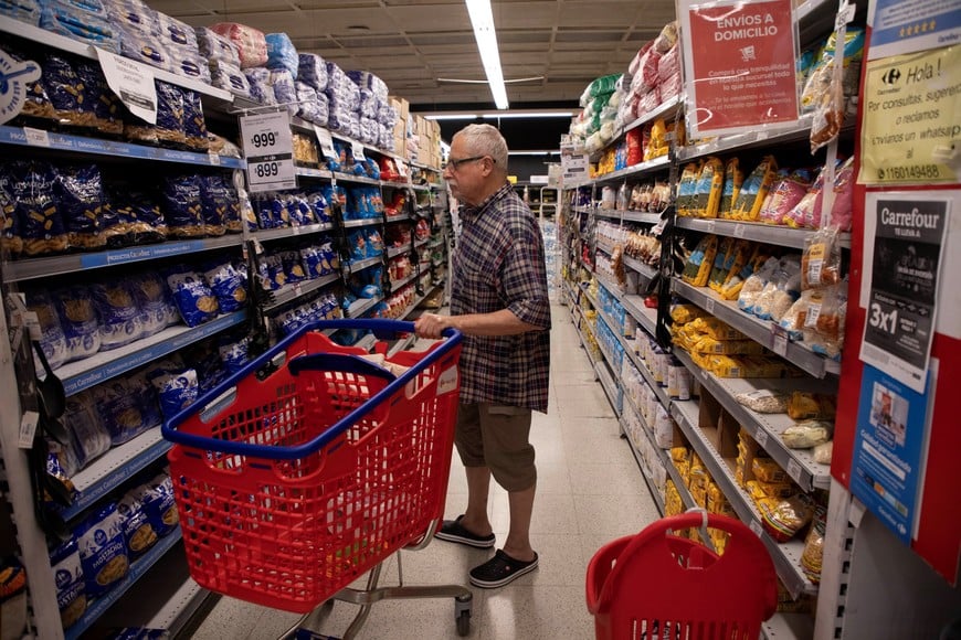 (240317) -- BUENOS AIRES, 17 marzo, 2024 (Xinhua) -- Imagen del 9 de enero de 2024 de un hombre realizando una compra en un supermercado, en la ciudad de Buenos Aires, Argentina. Ajuste del gasto público, medidas de "choque" y confrontación política con gobernadores o partidos de oposición han marcado los primeros 100 días del Gobierno del liberal Javier Milei en Argentina, según la opinión de analistas del país sudamericano consultados por Xinhua. (Xinhua/Martín Zabala) (mz) (oa) (ah) (da)