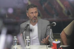 Iván Moreno y Fabianesi, el director deportivo de Colón, hizo una primera evaluación de lo que encontró en el club. Crédito: Manuel Fabatía