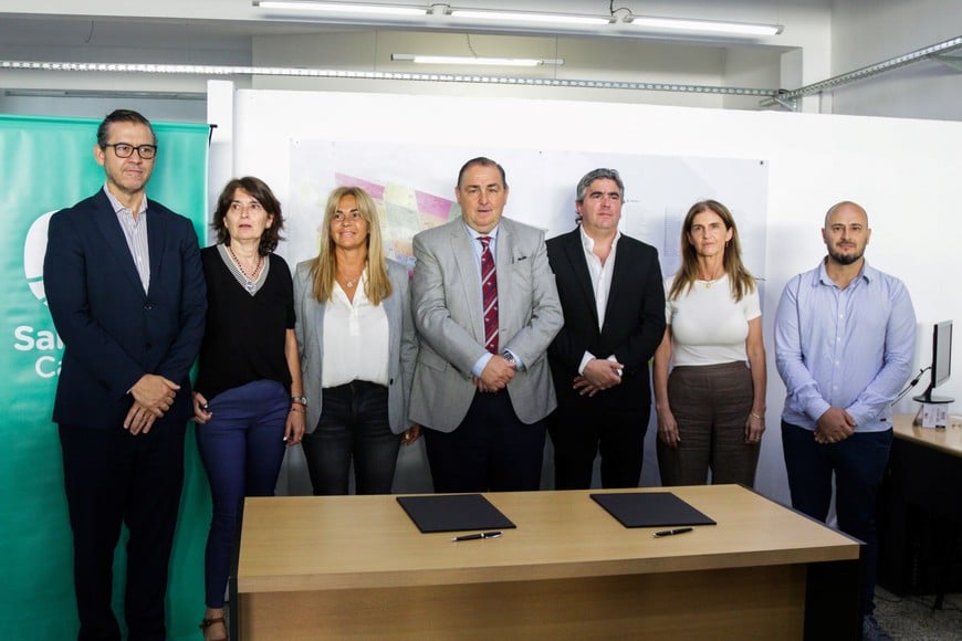 Las autoridades políticas y sanitarias, durante la rúbrica del convenio. Gentileza