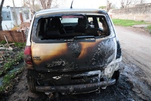 Los quema coches en la ciudad de Santa Fe, un fenómeno de vandalismo de difícil explicación, en una de sus tantas imágenes. Los problemas de una sociedad más desigual y violenta son abordados por dos iniciativas en la Cámara alta de la Legislatura de la Provincia de Santa Fe que confían en la escuela como el ámbito para comenzar a revertir una panorama difícil. Créditos: Flavio Raina