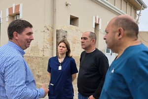 Durante una reciente visita al lugar, el Senador Rubén Pirola pudo constatar de cerca la evolución de estas obras, acompañado por el Director del Samco Local, Dr. Leandro Espíndola, y el Presidente Comunal, Carlos Martínez.
Foto: Gentileza