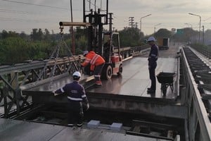 Personal de Vialidad Nacional procede al desarme del puente Bailey para permitir hormigonado ménsulas. Crédito: Vialidad Nacional