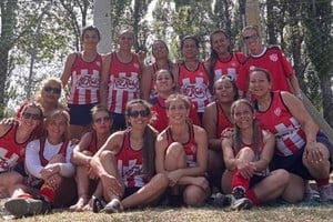 Mamis de Unión, felices. Y no es para menos, en el Nacional de Menores disputado en Neuquén y Río Negro, las representantes rojiblancas finalizaron en el sexto lugar en Copa de Oro. Gentileza mamis Hockey Club Unión