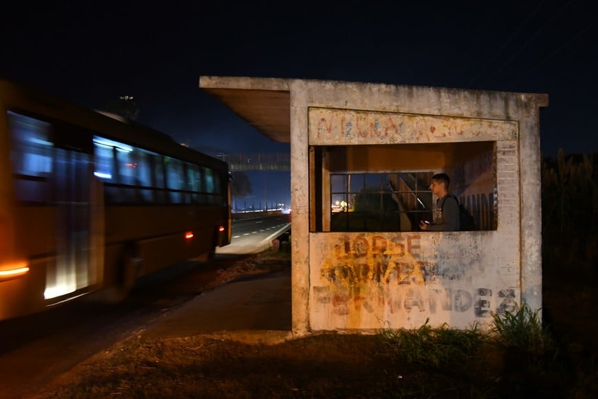 En El Pozo. Esperar el colectivo en esa “boca de lobo”, toda una odisea.